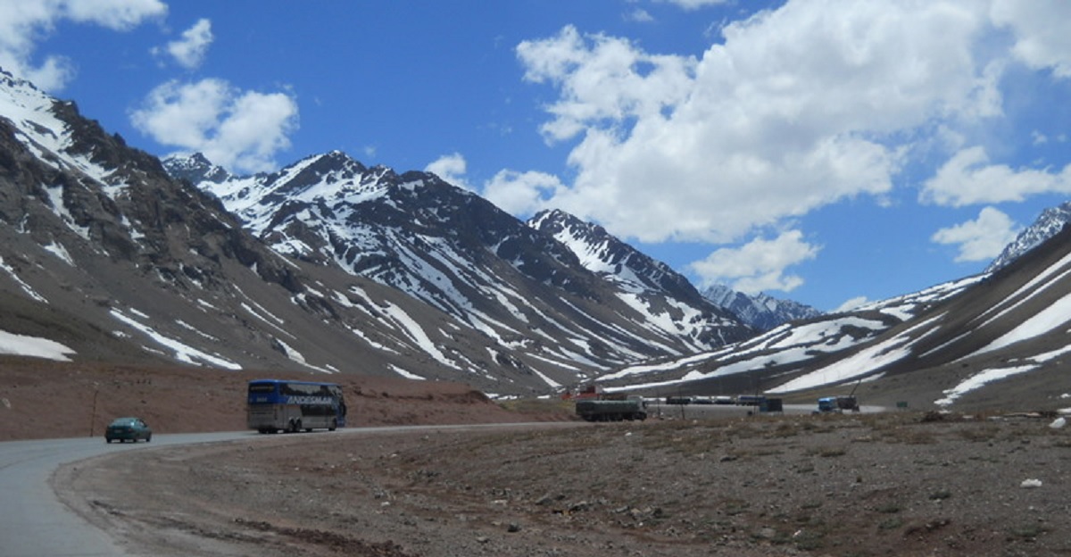 El turista chileno se descompensó el la Ruta 7 de Mendoza. 