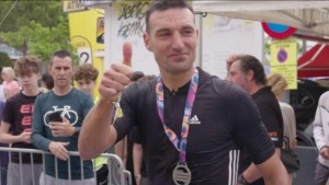 Lionel Scaloni y una nueva medalla tras hacer 167 kilómetros en bicicleta