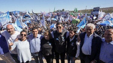 Marcelo Rucci junto a Marcos Koopmann y Ana Pechen en la última asamblea del gremio petrolero que se realizó el jueves pasado. (Foto: gentileza)