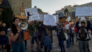 Las familias complicadas por la falta de alquileres volvieron a la calle y esperan respuestas en Bariloche