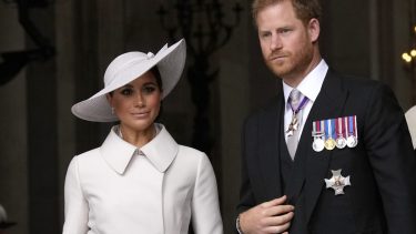 El príncipe Harry y su esposa, Meghan Markle, fueron perseguidos por paparazzis en Nueva York. Foto: AP.-