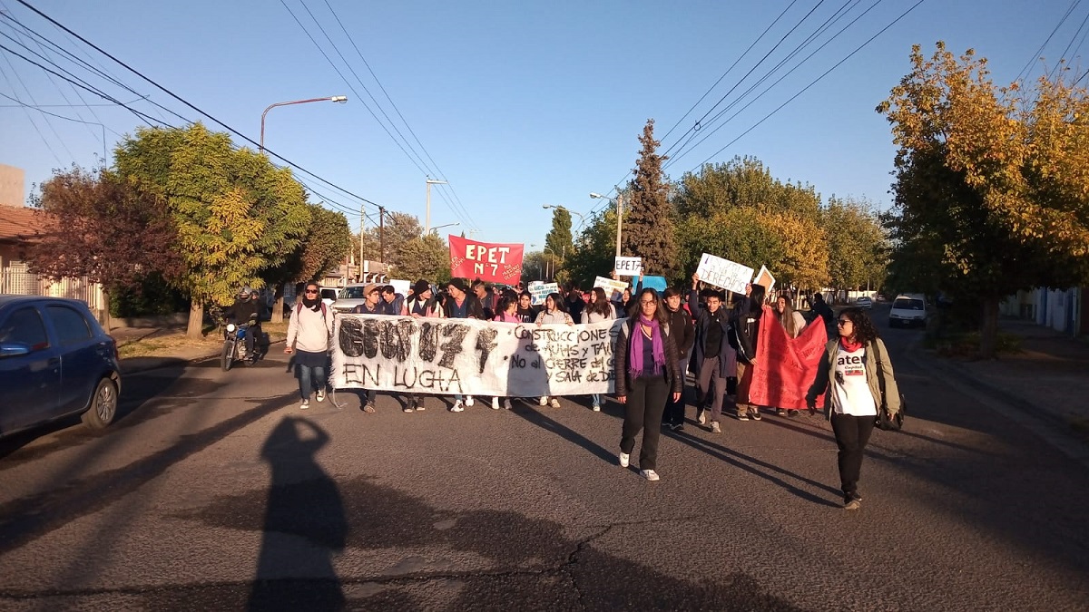 Estudiantes, docentes y padres se movilizan por calle Belgrano. Foto: Gentileza. 