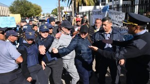 Reclamo policial: una mujer se encadenó en el Ministerio de Seguridad en Viedma