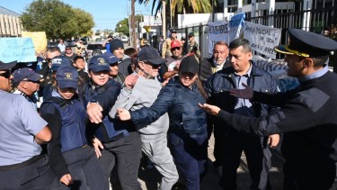 Los retirados se concentraron frente al Ministerio de Seguridad y Justicia. Foto: Marcelo Ochoa.