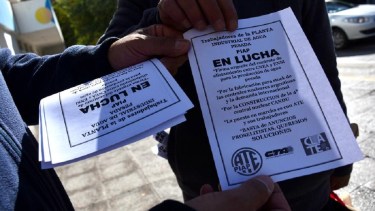 Ayer, los trabajadores de la PIAP protestaron en el centro de Neuquén. (Foto Matías Subat).-