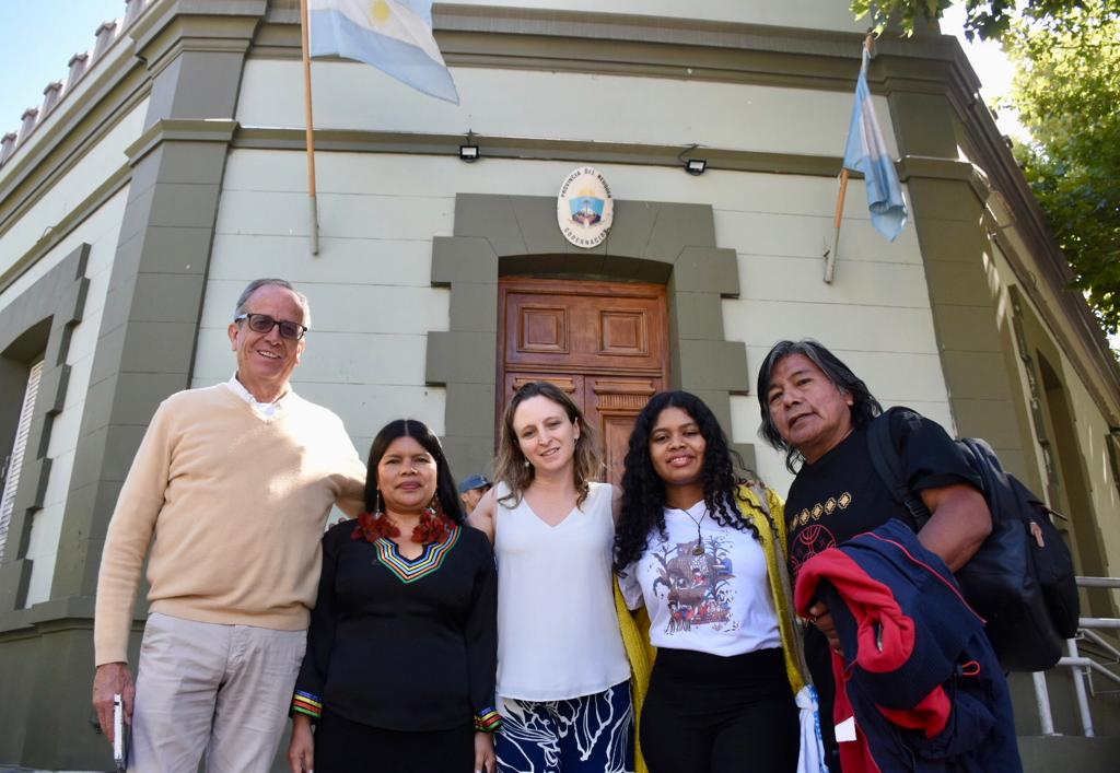 Alberto Acosta, Patricia Gualinga, Natalia Greene y Yuvelis Morales junto al werken de la Confederación Mapuche, Jorge Nahuel. Foto Matías Subat.