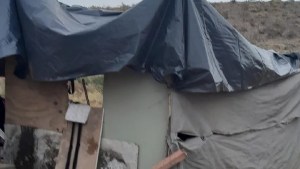 La familia que vive en una carpa teme que les saquen a sus hijos y levantan una vivienda con donaciones