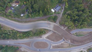 La obra de la Circunvalación de Villa La Angostura estuvo paralizada dos meses por un reclamo de la comunidad Paicil Antriao. Foto: Gentileza