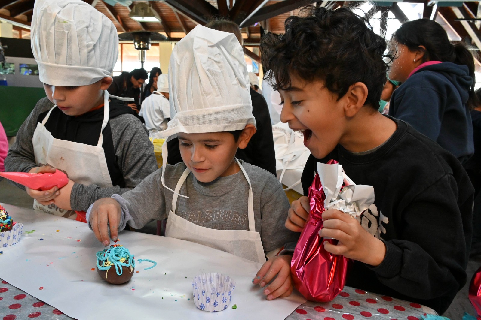 El entusiasmo de los niños al ser "chocolateros por un día" puso el color al arranque de la Fiesta del Chocolate en Bariloche. Foto: Chino Leiva