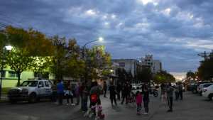Policías retirados y familiares protestan frente a la Comisaría Tercera en Roca