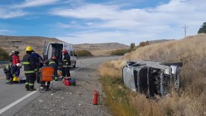 Turistas de Cipolletti volcaron en la ruta 40, camino a San Martín de los Andes