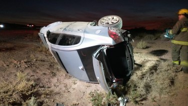 El automóvil se salió de la calzada tras pisar la banquina. Foto: Policía del Neuquén. 