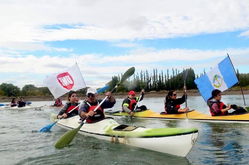 La caravana proselitista de UNE arrancará en cayacks por el río Neuquen y en bicicletas por el paseo costero, desde Valentina sur a la Isla 132 (gentileza)