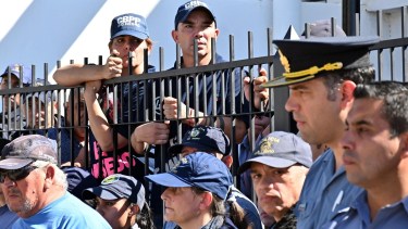 Minor afirmó que la Provincia el lunes ya depositó a los policías la suma correspondiente del aumento del porcentaje del adicional Fuerza de Seguridad y, además, los 40.000 pesos por Indumentaria. Foto Archivo: Marcelo Ochoa