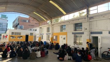 Sentada estudiantil en Roca: volvieron a las aulas pero no pudieron estudiar