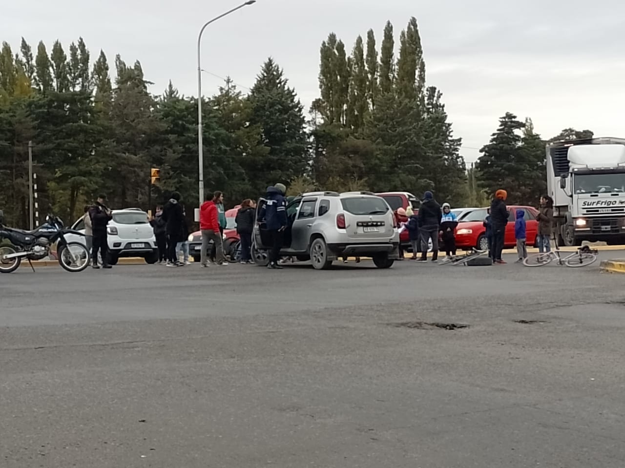 Comenzó el corte de ruta en Plottier por familias de la Escuela 351. Foto: Carlos Monsalve.corresponsal TN Canal 13