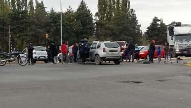 Comenzó el corte de ruta en Plottier por familias de la Escuela 351. Foto: Carlos Monsalve.corresponsal TN Canal 13