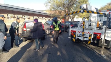 Un auto fue retirado de un estacionamiento de un centro de votación porque tenía gráfica de uno de los candidatos. (Gentileza).-