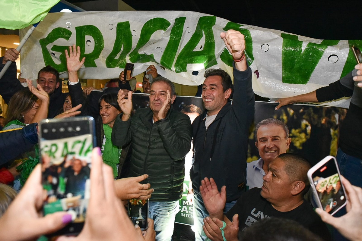 El festejo en el búnker del candidato de JSRN, Marcos Castro junto al intendente actual Pedro Pesatti. Foto Mauricio Martin. 
