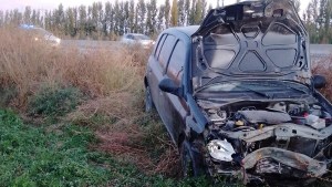 Accidente en Ruta 22: Chocó con un contenedor de precaución y volcó en Fernández Oro