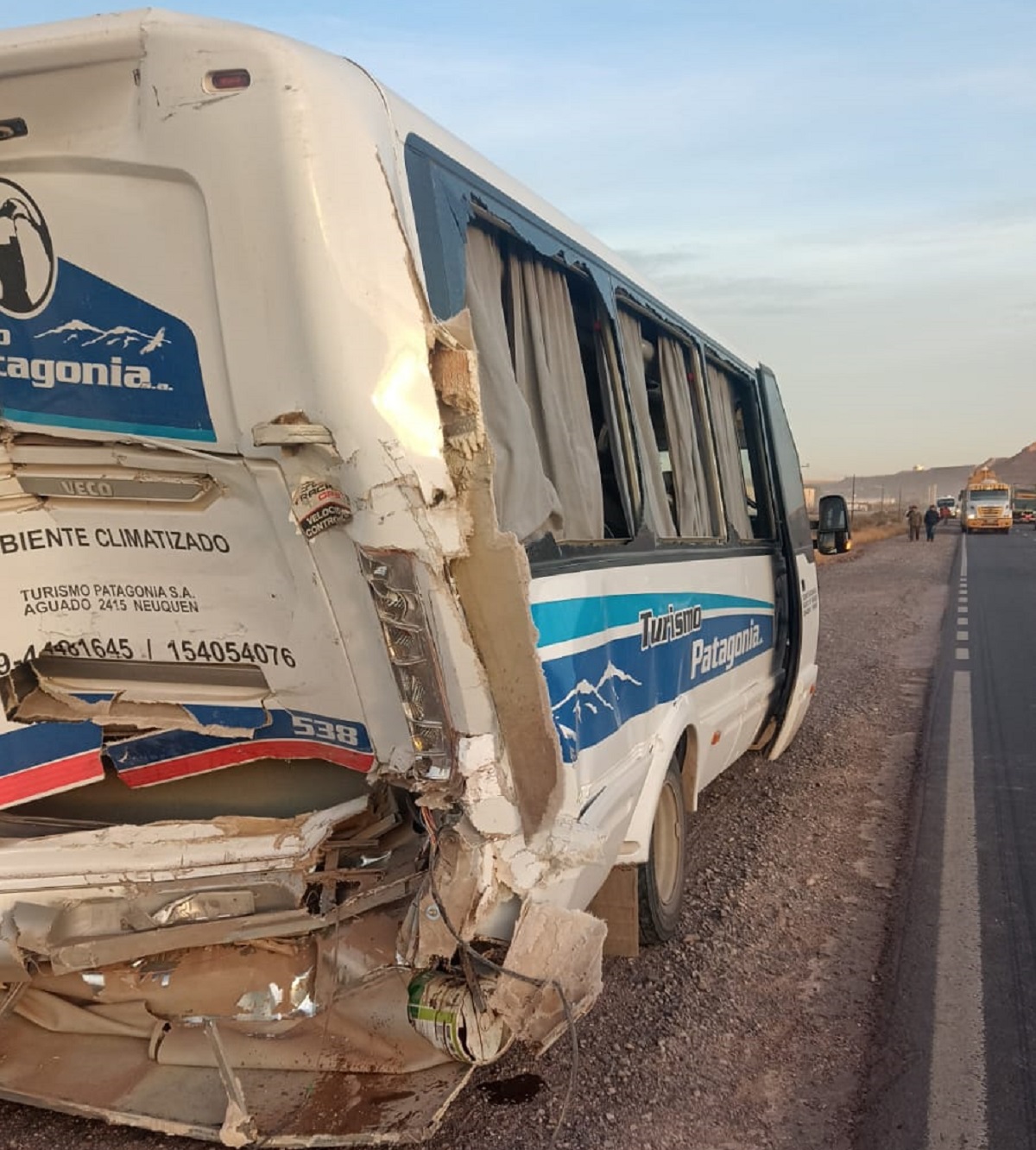 Un colectivo que trasladaba a petroleros fue parte del choque en Añelo. (Gentileza).- 