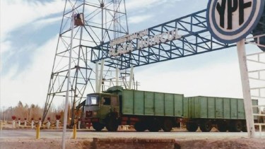 Así era la Ruta 22, el arco y logo de YPF en 1972.