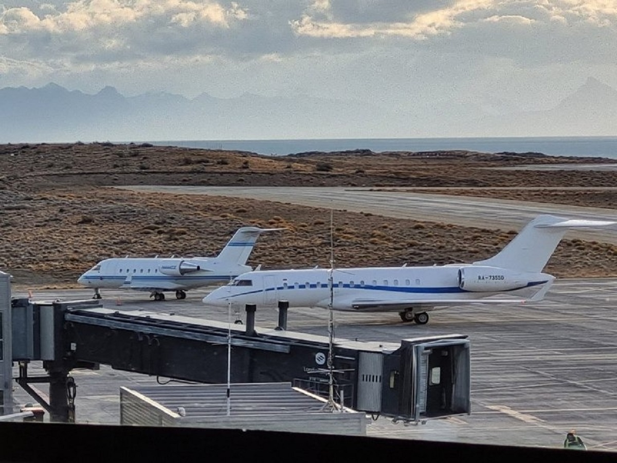 El avión permaneció durante algunas horas en la pista y retornó a Ezeiza. Foto: NA. 