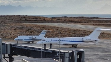 El avión permaneció durante algunas horas en la pista y retornó a Ezeiza. Foto: NA. 