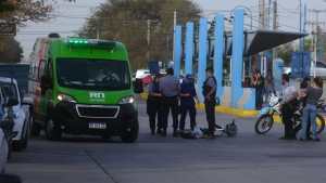 Fuerte choque: una joven ciclista está grave tras impactar con un auto en pleno centro de Roca