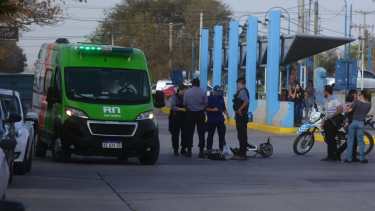 Fuerte choque: una joven ciclista está grave tras impactar con un auto en pleno centro de Roca