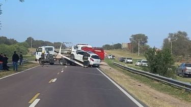 El auto impactó con la parte trasera de un camión en La Pampa. Foto: Gentileza Facebook Guillermo Ingrassia
