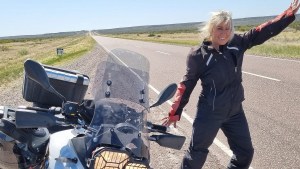 A los 63, sale a recorrer el país sola en moto desde Bariloche e inspira a otras mujeres a viajar