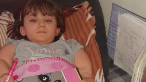 Tiene «huesos de cristal» y sigue sin clases porque no envían una maestra a su casa, en Neuquén