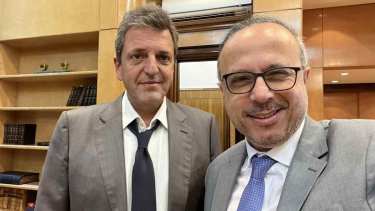 Massa y Aracre. Rumores de recambio motorizaron la suba del dólar blue en la jornada de ayer.