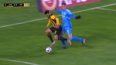 Armani protagonizó la polémica del partido ante The Strongest.