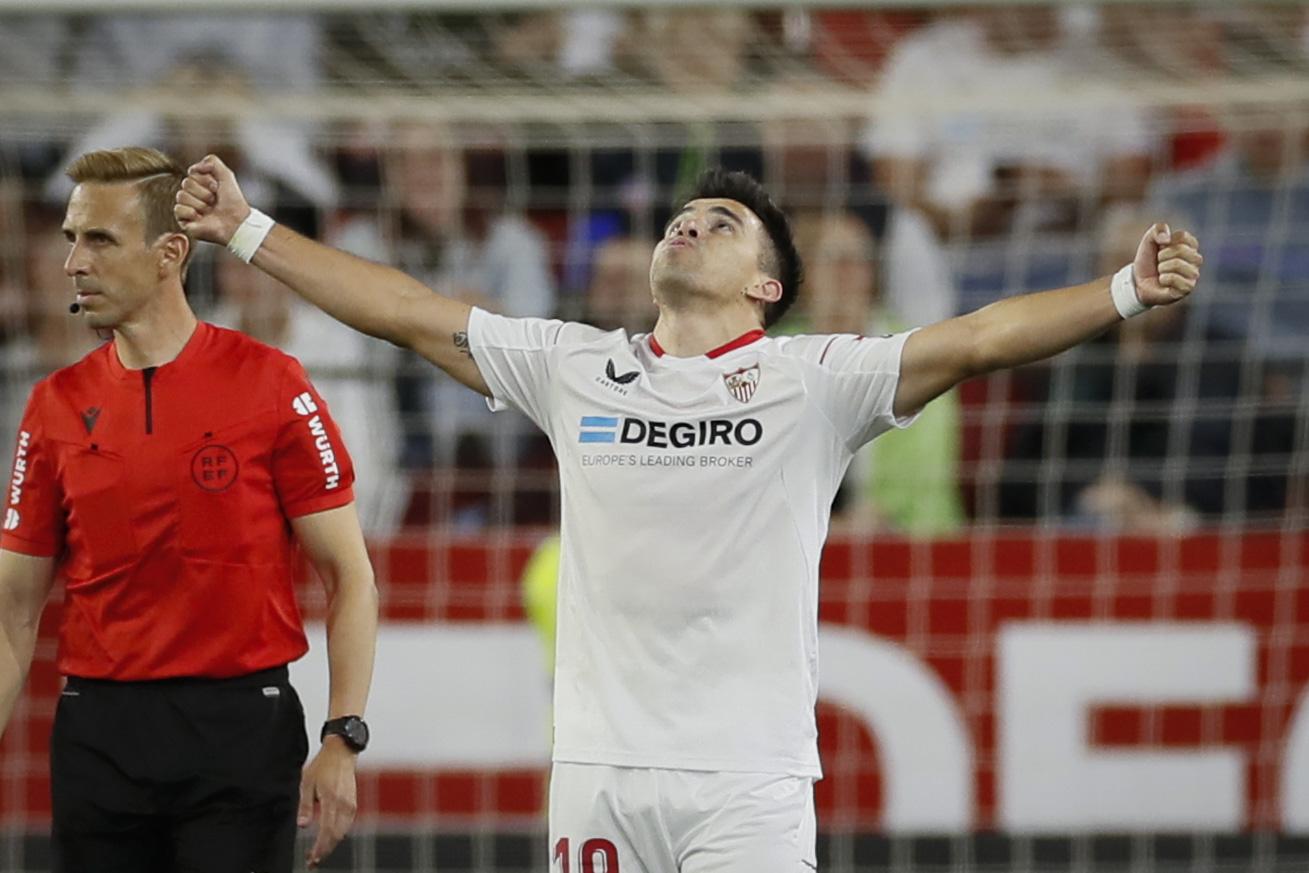 El zapalino Marcos Acuña fue titular en el Sevilla, que goleó 3-0 en el Sánchez Pizjuan al Manchester United.
