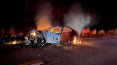 Las llamas consumieron el auto por completo. Foto: https://www.facebook.com/permalink.php?story_fbid=pfbid0gn6H9vawkSA9CkcZLtPttdFW3udWG6uKECqEDiAb2iWiiEjX3C5J1V1Ch788Xcajl&id=100064970940765