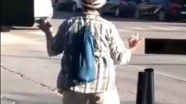 José Nuñez fue filmado bailando en una esquina céntrica de la ciudad. Foto: Screenshot.