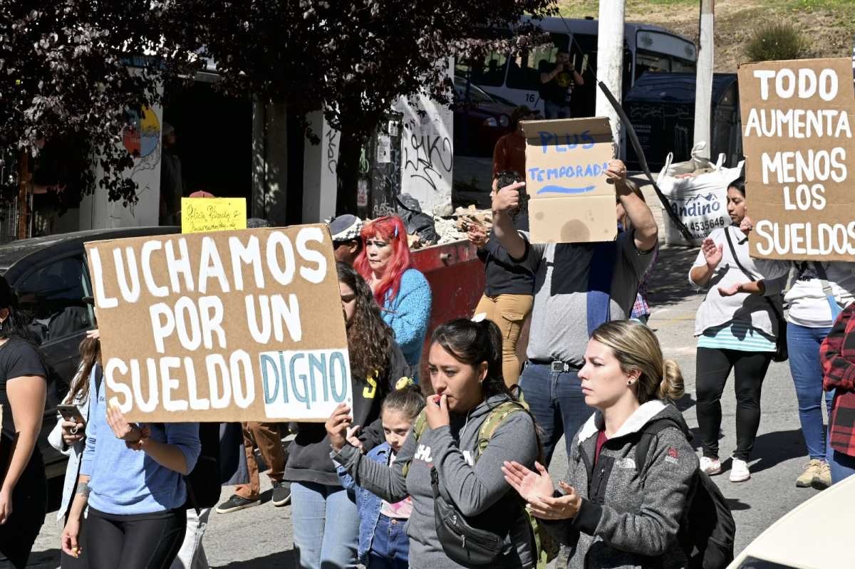 Marcha en Bariloche por el reclamo salarial de los policias de Río Negro. Foto: Archivo (Chino Leiva)