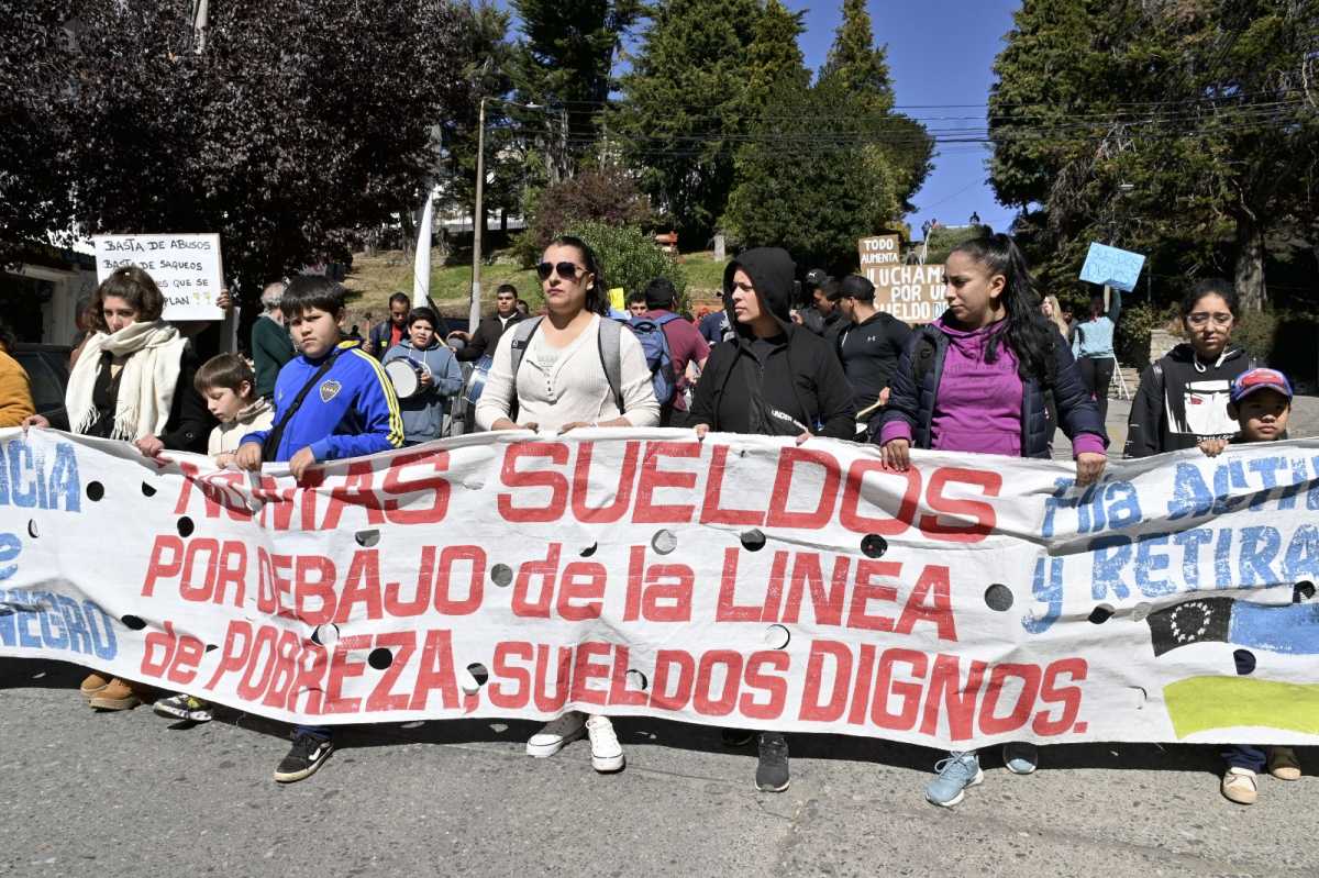 Policías y familiares se movilizaron hoy por el centro de Bariloche y mantienen su acampe. Foto: Chino Leiva