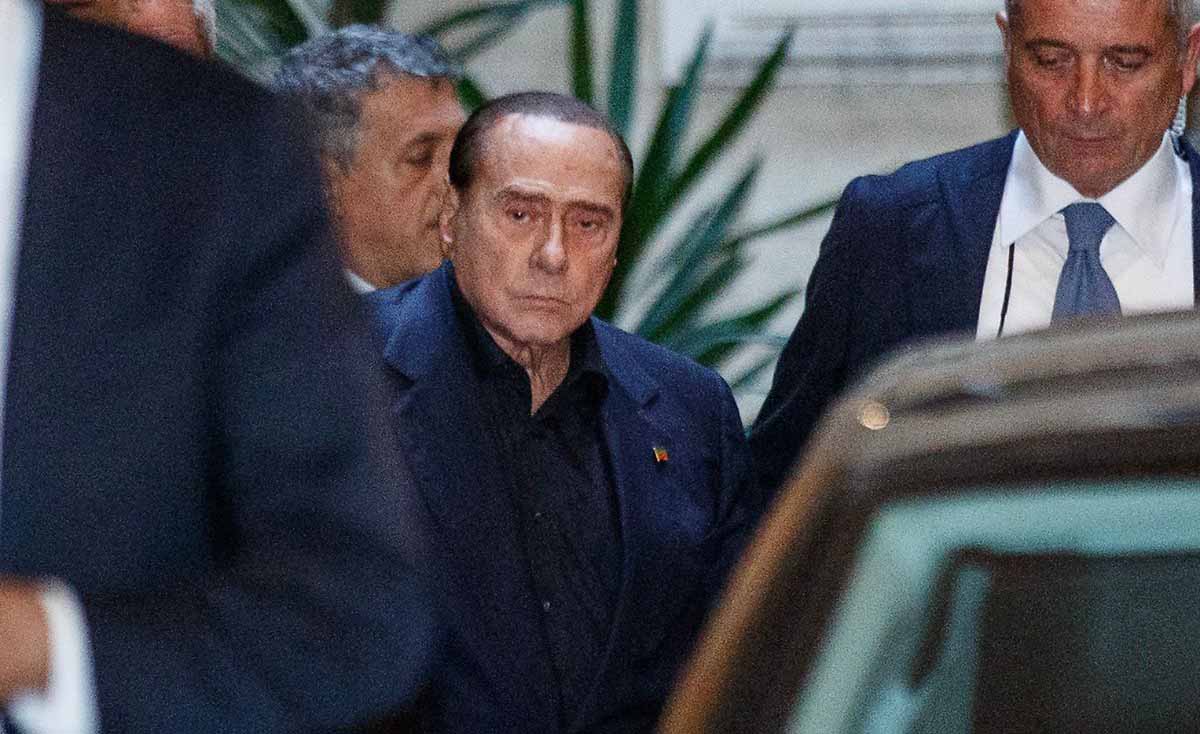Berlusconi había sido ingresado en el centro médico de su ciudad natal el viernes último. Foto Archivo.