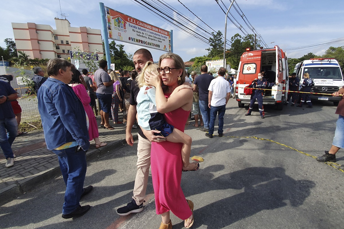 Una madre consuela a su hija afuera de la guardería donde fue el ataque. 
