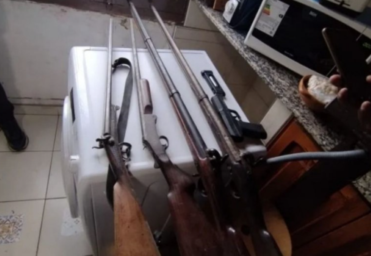 Cacho Garay,  fue denunciado por Verónica Bracamonte, su pareja. Estas armas se encontraron. Foto: NA