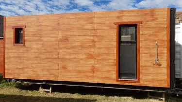 Así se ve el frente de una casa container recién terminada por la firma de Cipolletti.