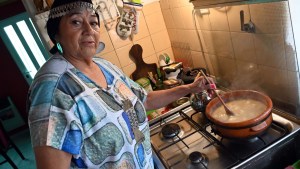 María Eva Cayú, la cocinera mapuche de El Cóndor, invita a repensar cómo nos alimentamos