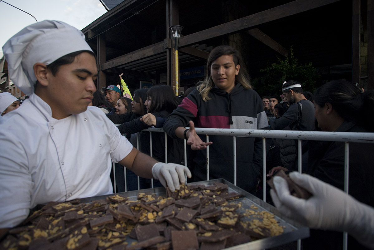 Miles de turistas y residentes probarán el chocolate de la barra más larga del mundo. Foto: Marcelo Martinez