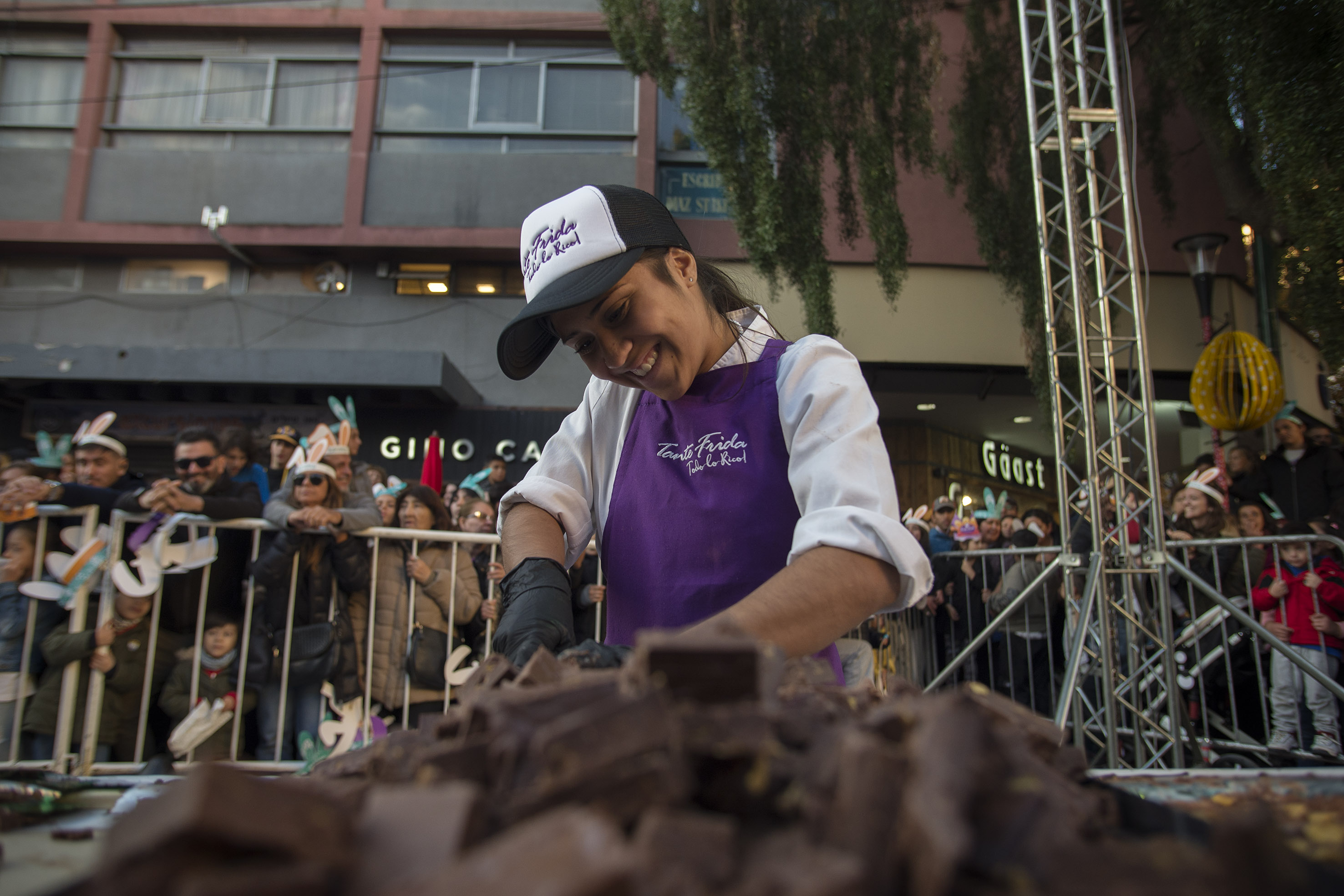 Maestros chocolateros de las fábricas de Bariloche participaron en la elaboración de la barra más larga del mundo. Foto: Marcelo Martinez