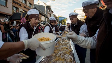 La barra de chocolate de Bariloche batió un nuevo récord y llegó a los 215 metros. Foto: Marcelo Martinez