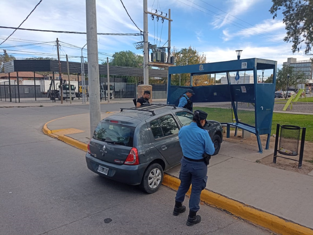 Embistió con su auto a dos adolescentes que esperaban el colectivo, tras chocar en Neuquén