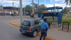Embistió con su auto a dos adolescentes que esperaban el colectivo, tras chocar en Neuquén